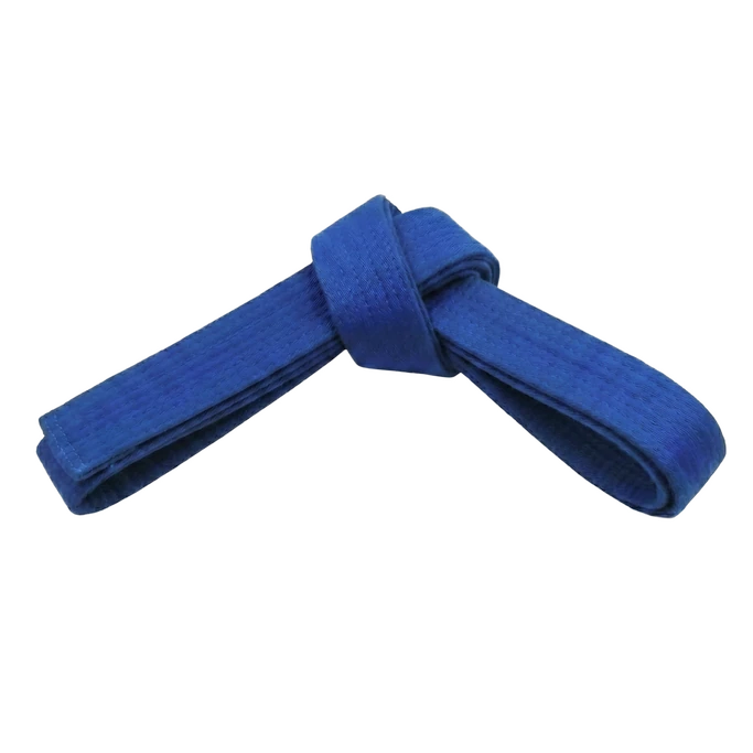 Blauer Taekwondo-Gurt, repräsentiert das Erreichen eines höheren Trainingsniveaus.
