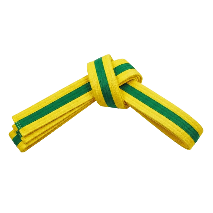 Gelb-grüner Taekwondo-Gurt, zeigt die tiefere Verwurzelung der erlernten Techniken.