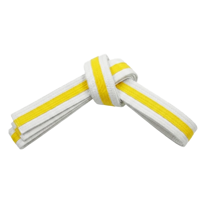 Weiß-gelber Taekwondo-Gurt, markiert die ersten Fortschritte im Kampfsport-Training.